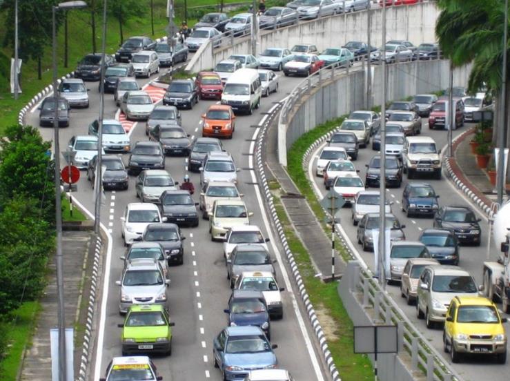 城市道路安全跟车技巧