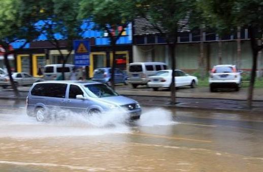 浅析雨水道路中车辆安全驾驶技巧及车辆维护