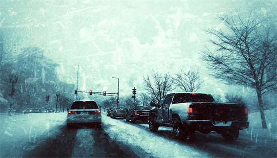 雨雪天气驾驶安全指南：防御性驾驶技巧解析