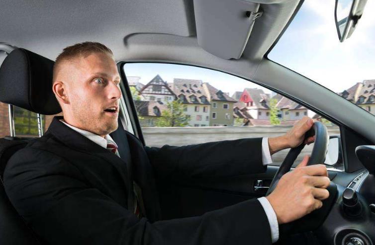 驾驶员对驾驶环境中出现的“第一信号”要敏感