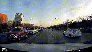 2穿双黄线连续变道.gif