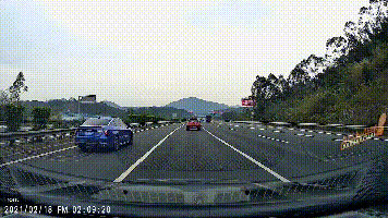 3连续变道事故.gif