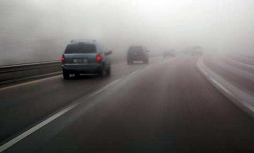 在大雾天气，在不同路段如何做到安全开车